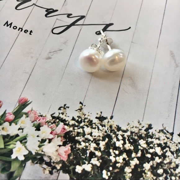 Timeless Freshwater Pearl Studs - Picture 1 of 2